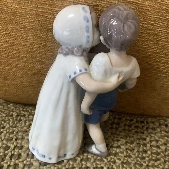 BING & GRONDAHL DANISH PORCELAIN THE KISS BOY & GIRL FIGURINE 1614 - Picture 2 of 4